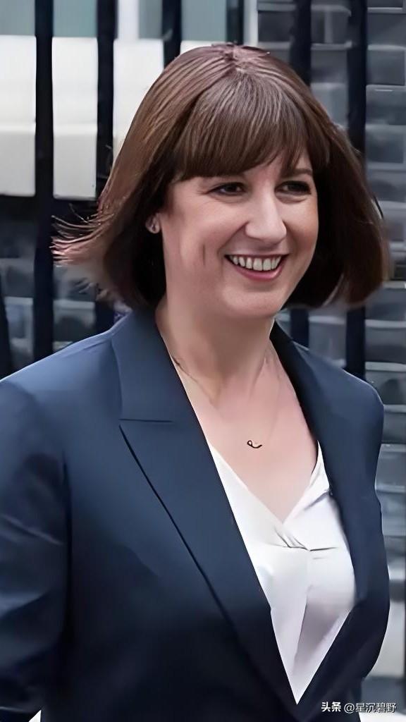 从“日不落”到“摊手说没辙。2026年3月18日，英国财政大臣蕾切尔·里夫斯在一