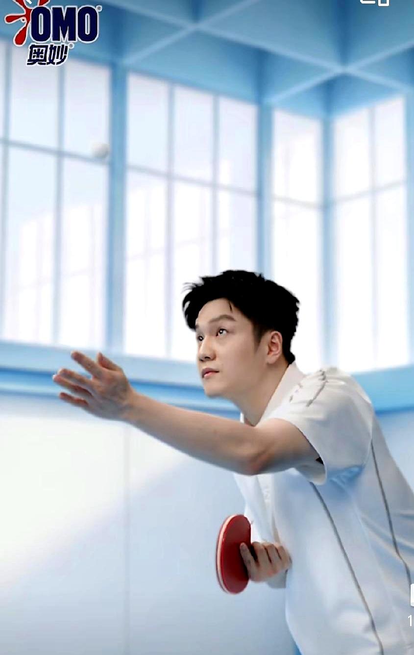现实感像刀子划过。
当樊振东官宣成为奥妙在大中华区的代言时，才看清冠军就是通行证