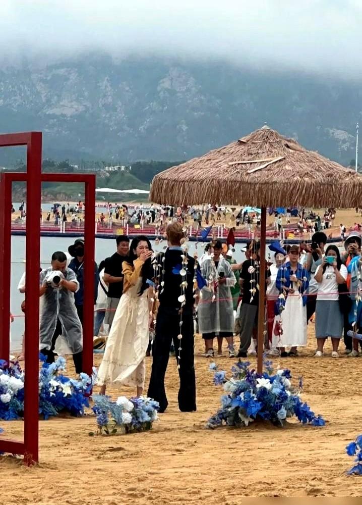 关晓彤这次，可能真的要赌一把了。

刚靠着《耀眼》和《神隐》里“天选阿音”的口碑