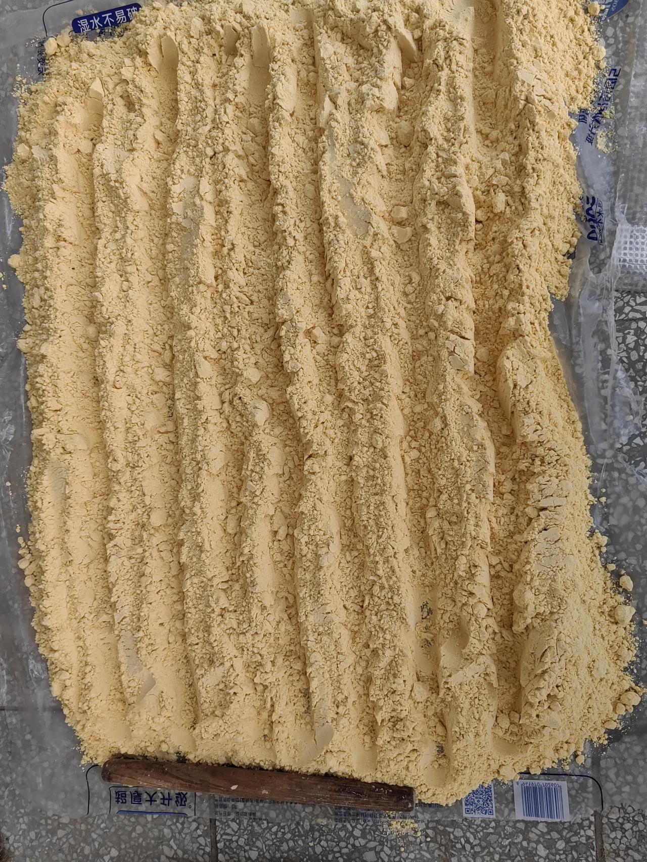 这是今年的新棒子，刚加工回来的棒子面，金黄金黄的。
这是我兄弟送过来的，棒子面还
