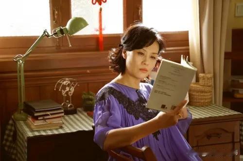 王老师家里乱套了，本来幸福的一家子被孙子的姓什么搞得一团糟。
王老师中年丧偶，守