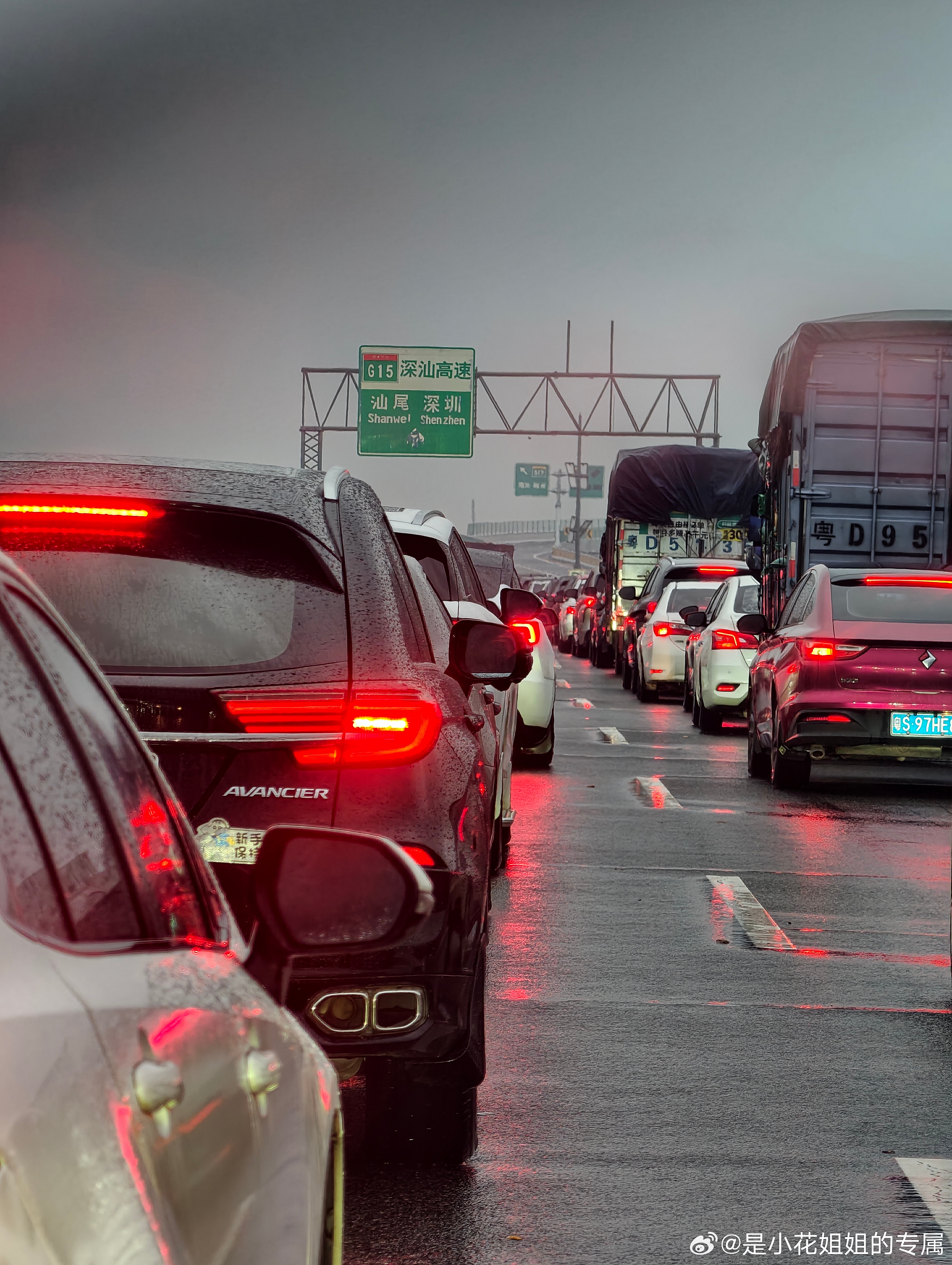 时而暴雨，时而雷电的四月广东，就连高速的四小时堵车都会变得可贵和与众不同来。堵车