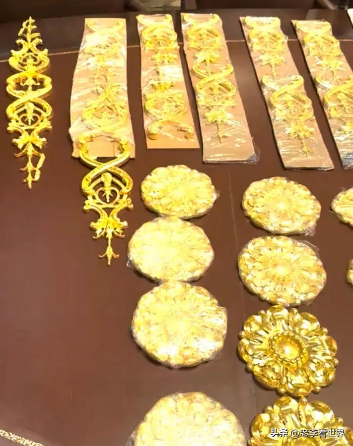 【最新消息：特朗普深夜吹嘘椭圆办公室的黄金装饰，并晒图】
华盛顿时间2025年9