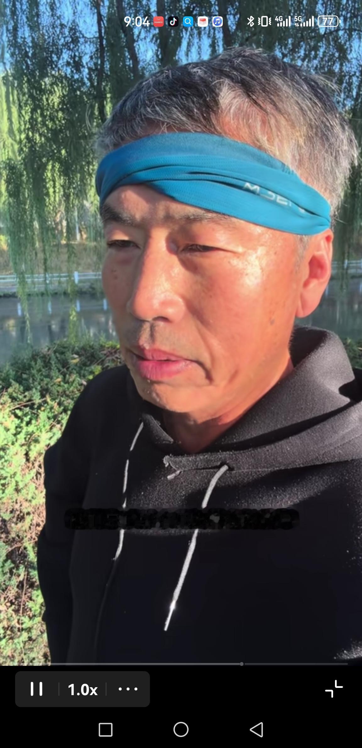 吃撑了。拿尿尿和泥巴的孩提时代说事。跑步打基础，这个暗喻手法，也太低级了。
一般