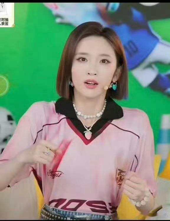 唐艺昕解说团出道唐艺昕姐说球粉色娇嫩正适合唐艺昕 一袭粉装氛围感拉满，解说时思路