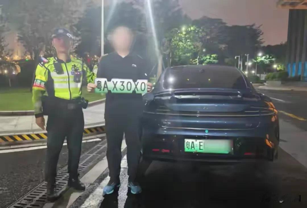 这家伙的智商是怎么开上这轿车的，男子在网上购买了一副假新能源车号牌贴在原有牌照上