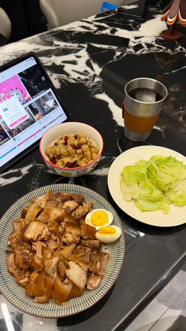 见过一盆肉的猪脚饭吗！ 