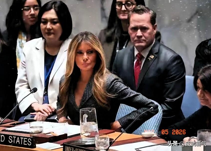 美国总统特朗普一家子突然全部大部分都当官了，特朗普的老婆在联合国敲响了桌子上的锤