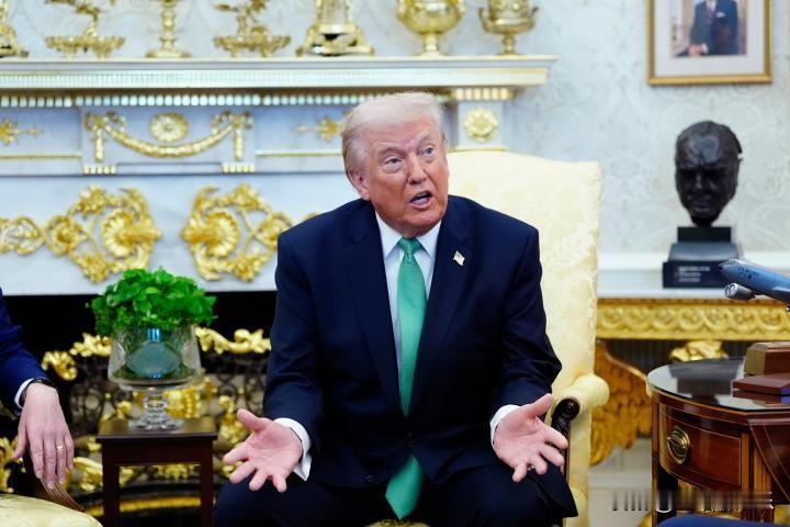 川普称对北约非常失望，因为多国拒绝参与霍尔木兹海峡护航行动。
“我们会保护他们但