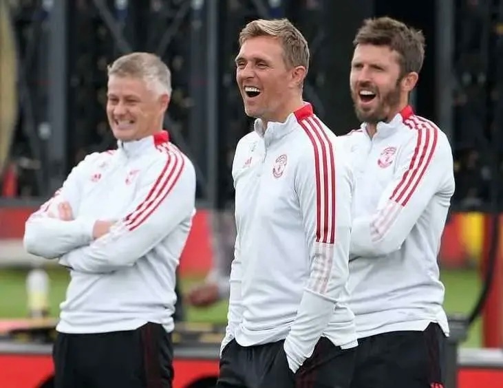 卡里克和索尔斯克亚领跑曼联临时教练候选，不排除两人共同执教。BBC.Stone（