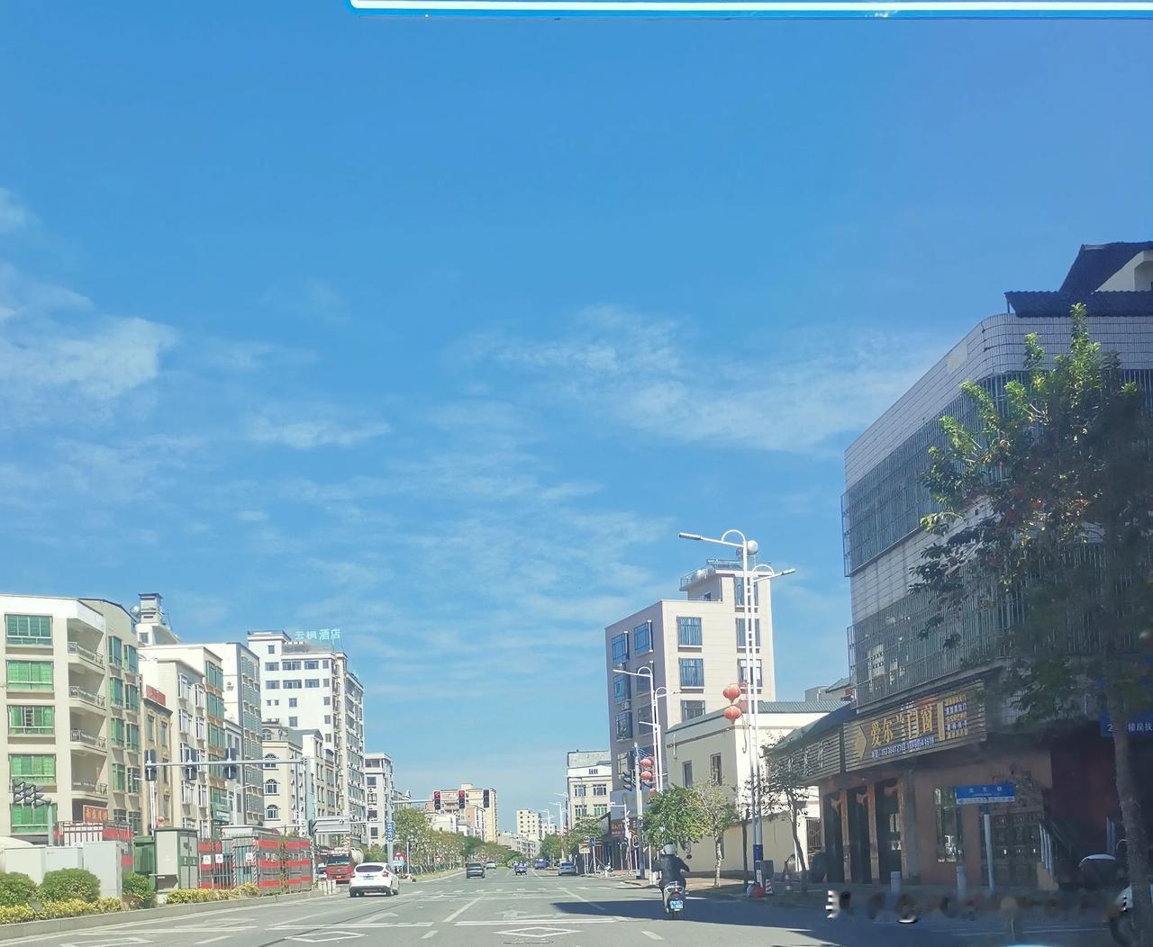 小镇，路算宽