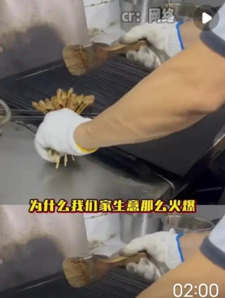 这个烧烤店老板每天能赚上千块，却不拿一分钱回家。妻子受不了，跟他离了婚。父母骂他