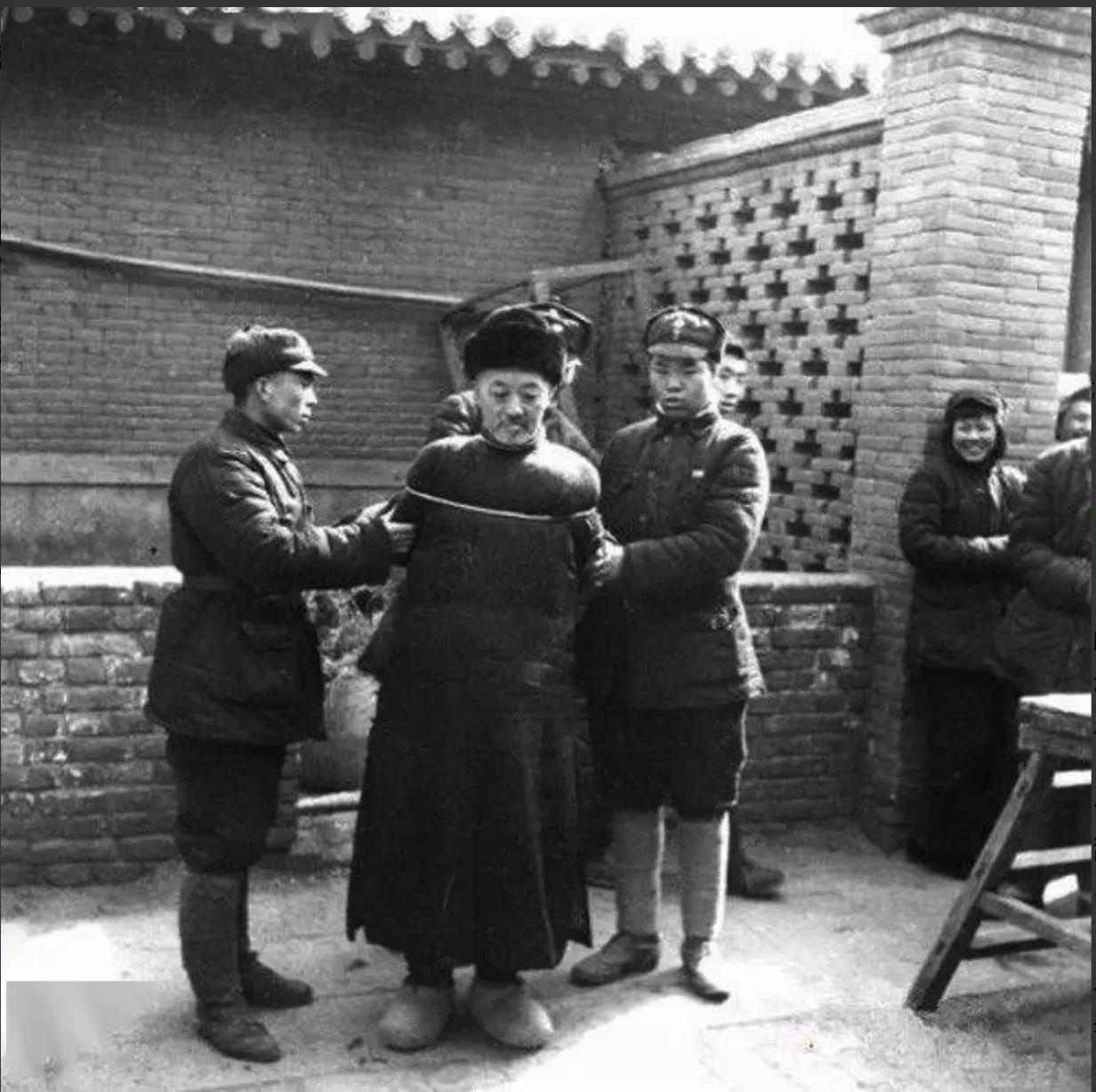 1951年1月，第三野战军括苍山剿匪，悍匪袁德海却漏网。一天，一串牛皮靴脚印，出