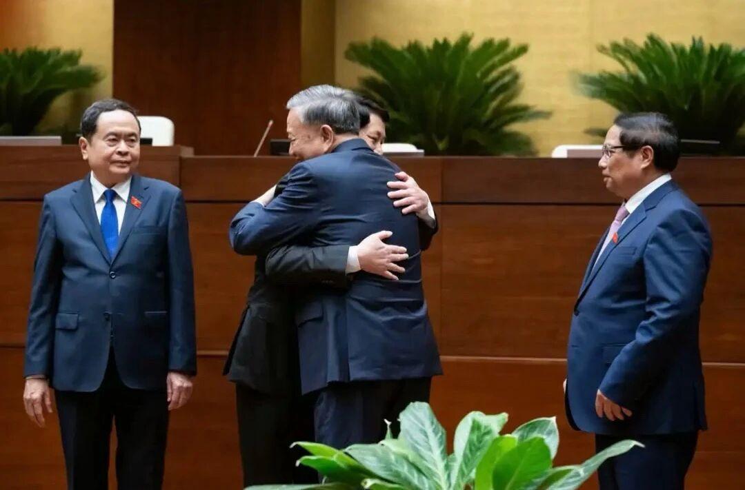 同僚一场！苏林紧紧拥抱了梁强。

越南四驾马车难得同框，其中苏林和陈青敏继续留任