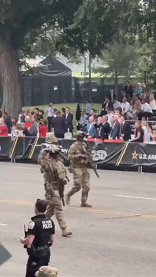 特朗普承认观看中国阅兵我现在更瞧不起恁美了。从懂王酸溜溜的表态，和第二天见波兰人