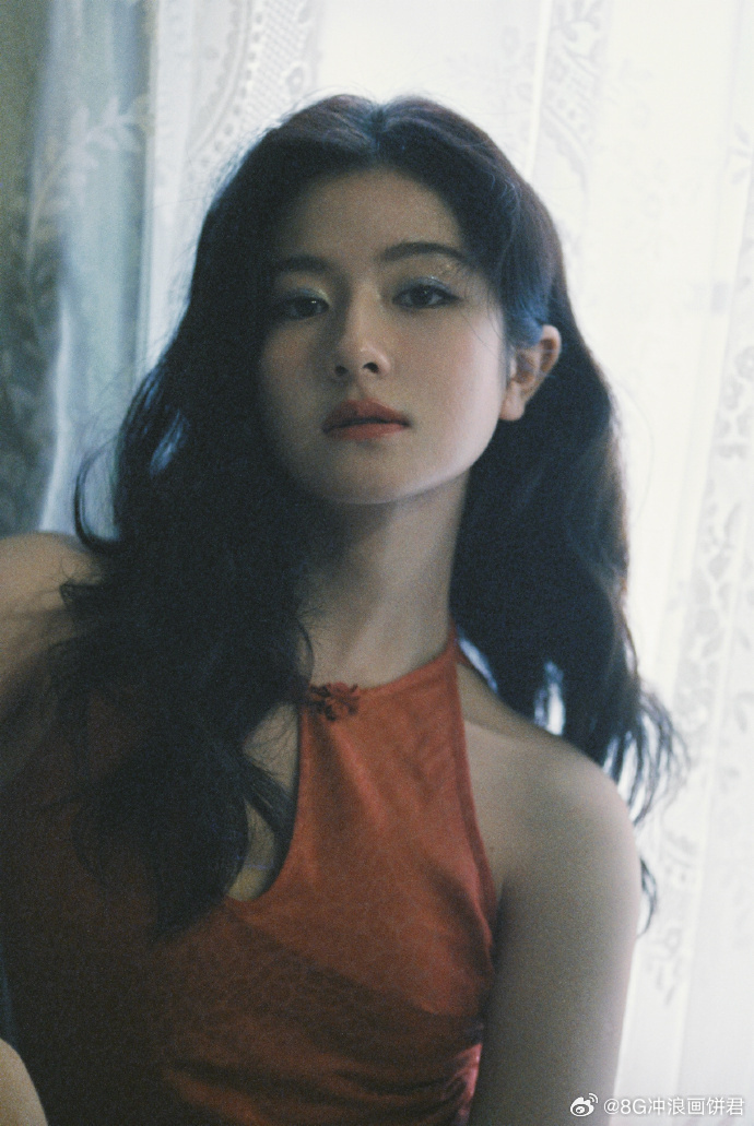 李兰迪发了端午语音祝福李兰迪模糊的画质清晰的美貌 她的语音祝福像加了滤镜，连雨声
