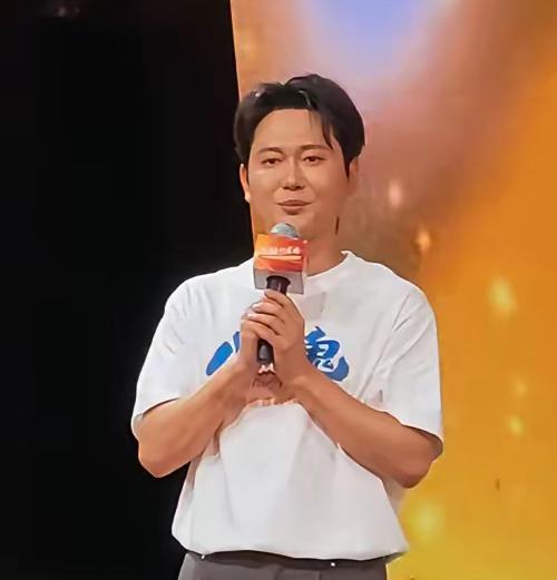【孟鹤堂4000元买核桃，背后说明了什么？】
孟鹤堂花4000元买下一对普通“霸