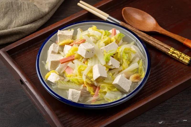 今天菜市场买了个大白菜，三块钱，抱回来的时候邻居大爷问这么大的白菜怎么也得五块吧