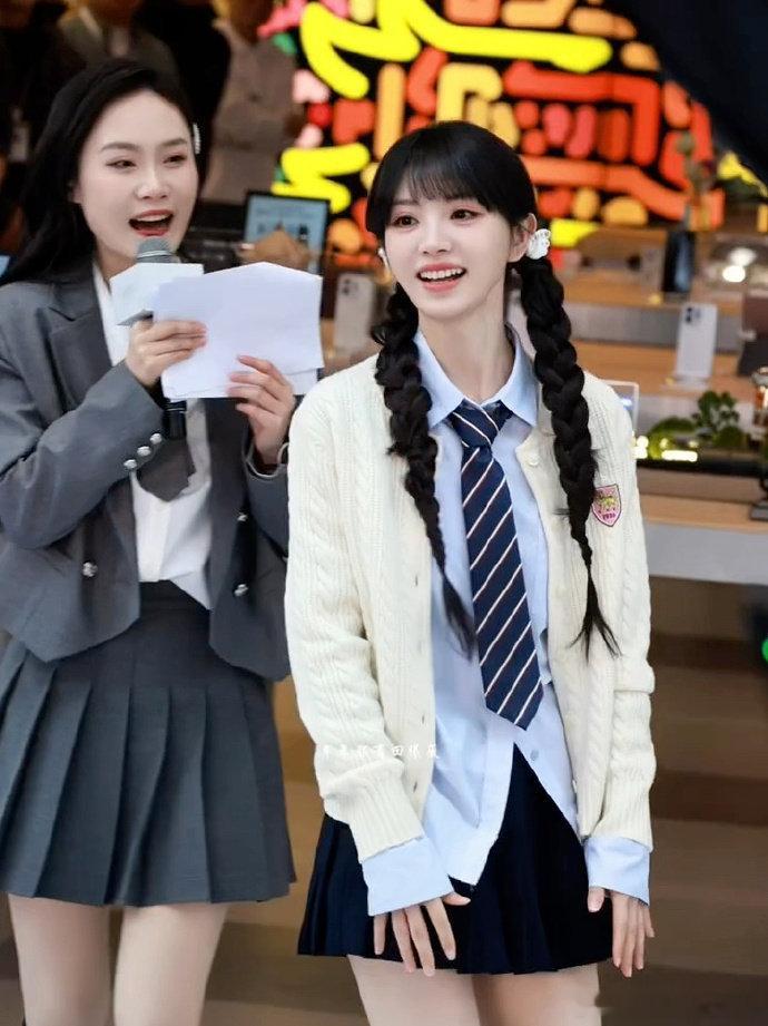 田曦薇双麻花辫学院风look田曦薇学院风双麻花辫元气少女 田曦薇双麻花辫学院风l