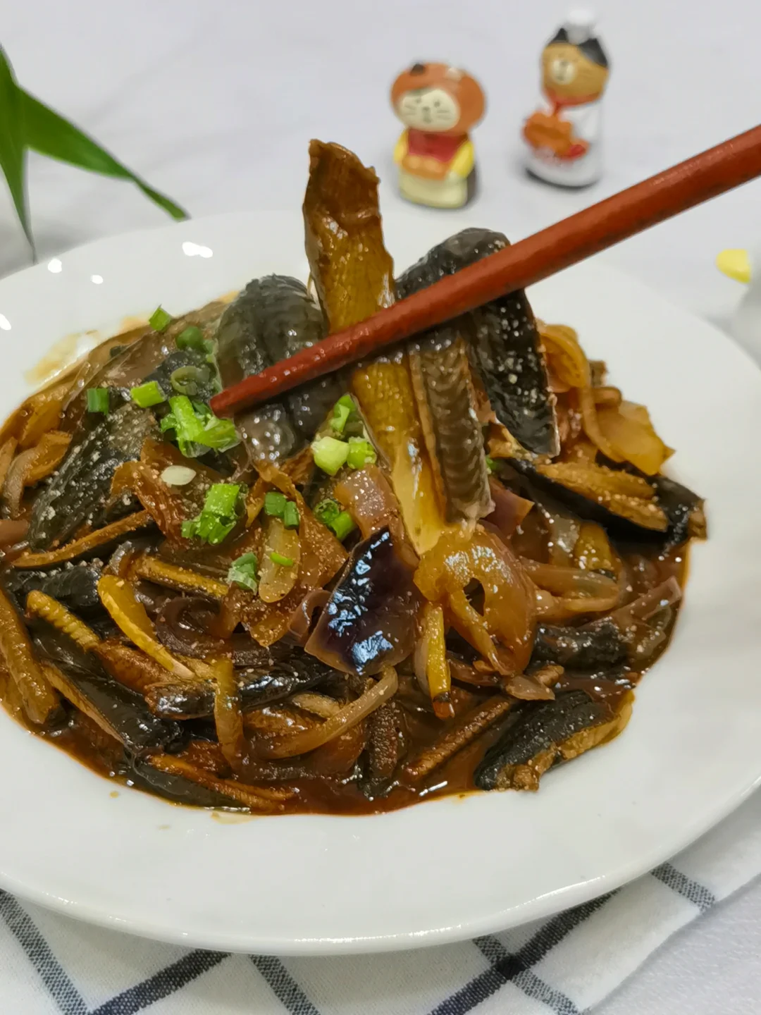 家常快手菜，洋葱炒鳝丝好吃不腥，鲜香入味