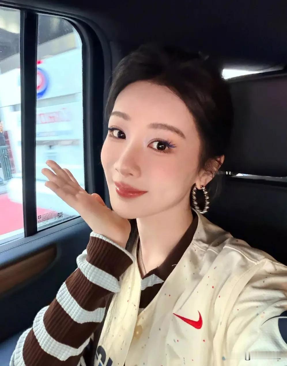 远赴纽约参加活动也不松懈！

7月19日清晨，路人在街头偶遇独自晨跑的杨紫，随即