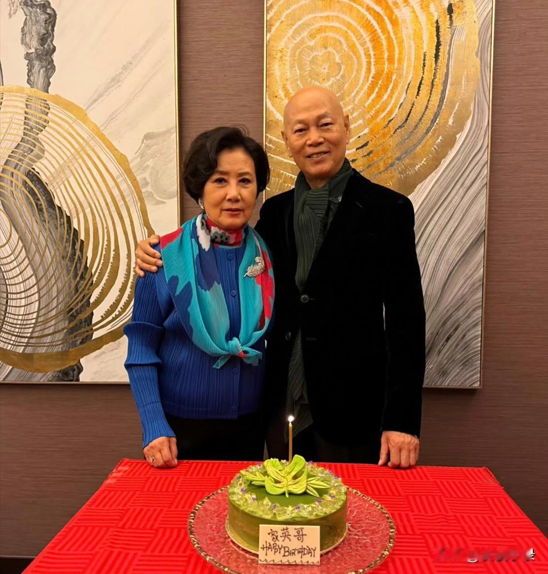 汪明荃为老公罗家英庆祝79岁生日，夫妻俩当众亲吻，非常的恩爱甜蜜！罗家英现在患有