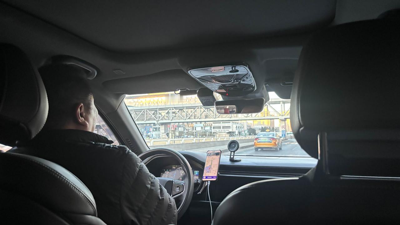 打了辆北汽极狐阿尔法T，司机说这车2022年买的，当时花了25万，现在买不到20