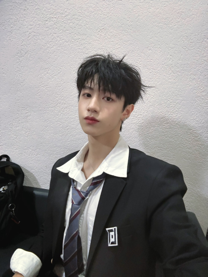 朱志鑫西装VS球服  朱志鑫又有新耳洞了  朱志鑫西装VS球服，是努力自拍的小朱