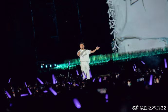 谢霆锋温州演唱会官宣谢霆锋终于要来温州了谢霆锋温州演唱会官宣！想起西安站抢水枪满
