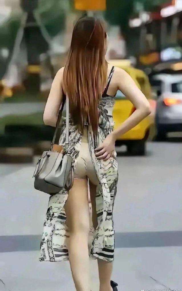 大街上撞见这种尴尬场面，你会上前提醒吗
 
走在街上，偶然撞见特别尴尬的一幕。