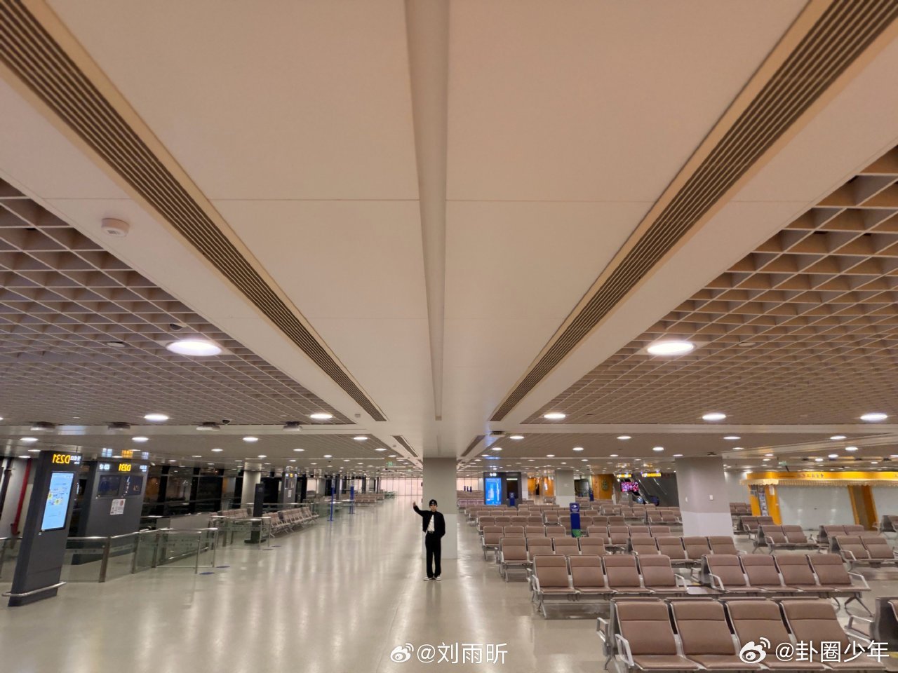 刘雨昕伦敦见随性穿搭，自在状态，刘雨昕登机前更新美照，又酷又飒，期待伦敦相遇！ 