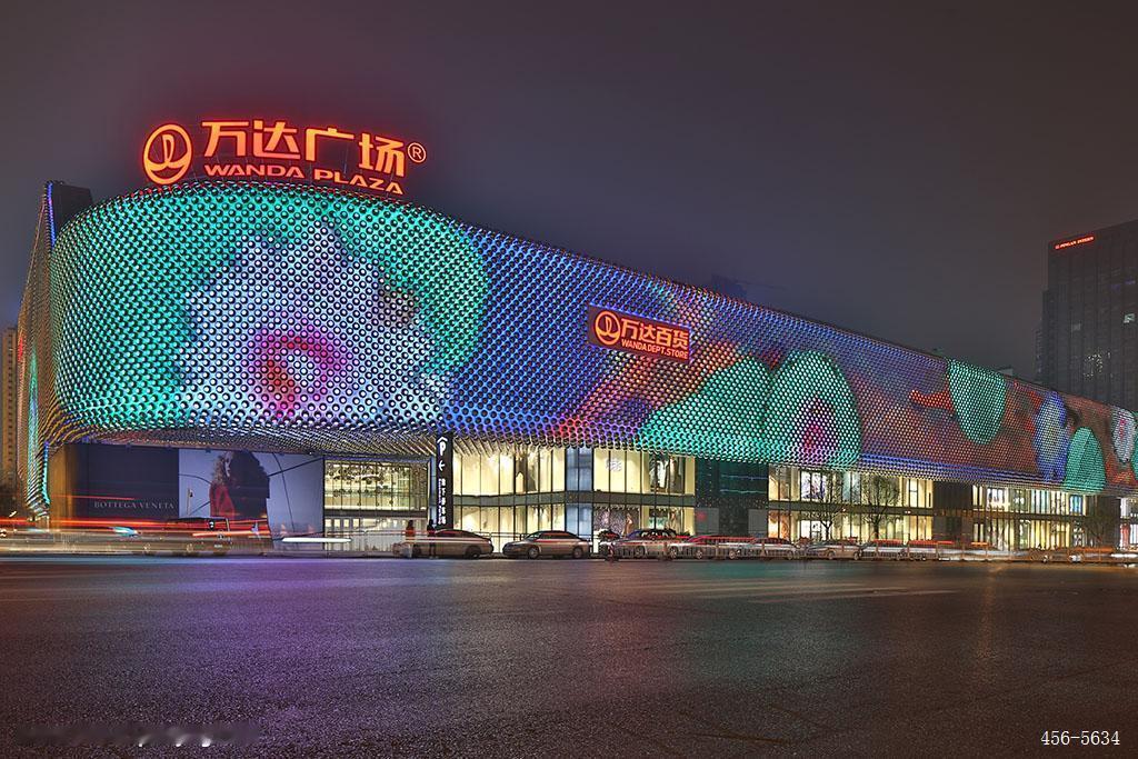 同遇巨额债务，结局却天差地别，两位地产大佬的选择引人深思

同是在地产下行期扛过