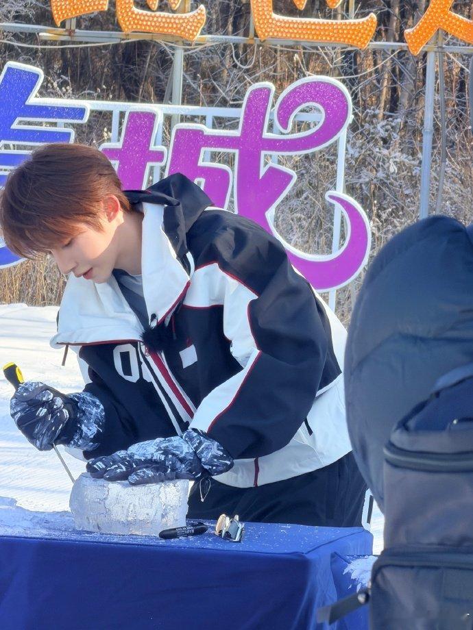 刘宇不语只是一味凿冰 专注的男人最有魅力！刘宇在长春沉浸式凿冰，全程不分心疯狂输