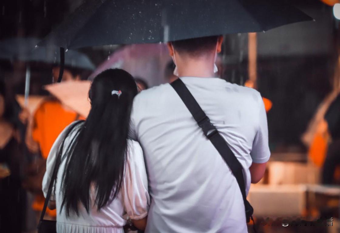 一个女人，眼睁睁看着丈夫在离家两3里的地方养小三，全楼的人都在看她笑话，她却能笑