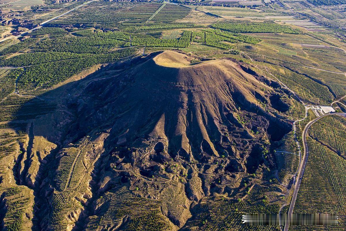 大同火山群尽显北国雄浑之美 大同火山群尽显北国雄浑之美，美轮美奂！这黄土高坡上独