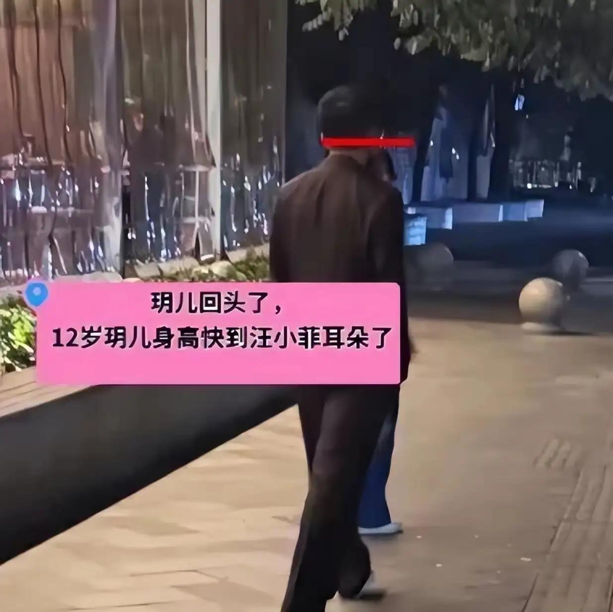 汪小菲的女儿小玥儿似乎格外钟情于北京。她刚完成小学毕业典礼，便急切地和爸爸汪小菲