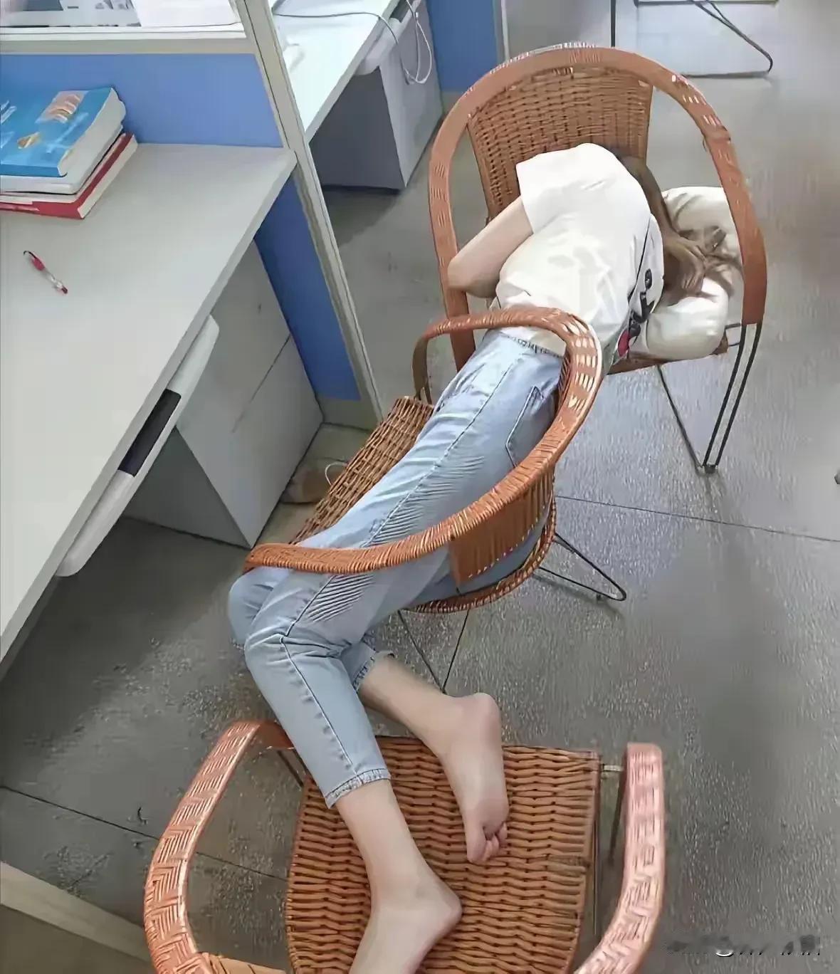如果突发地震，她能在第一时间自救逃离吗？
    小憩也不能束缚自己！
