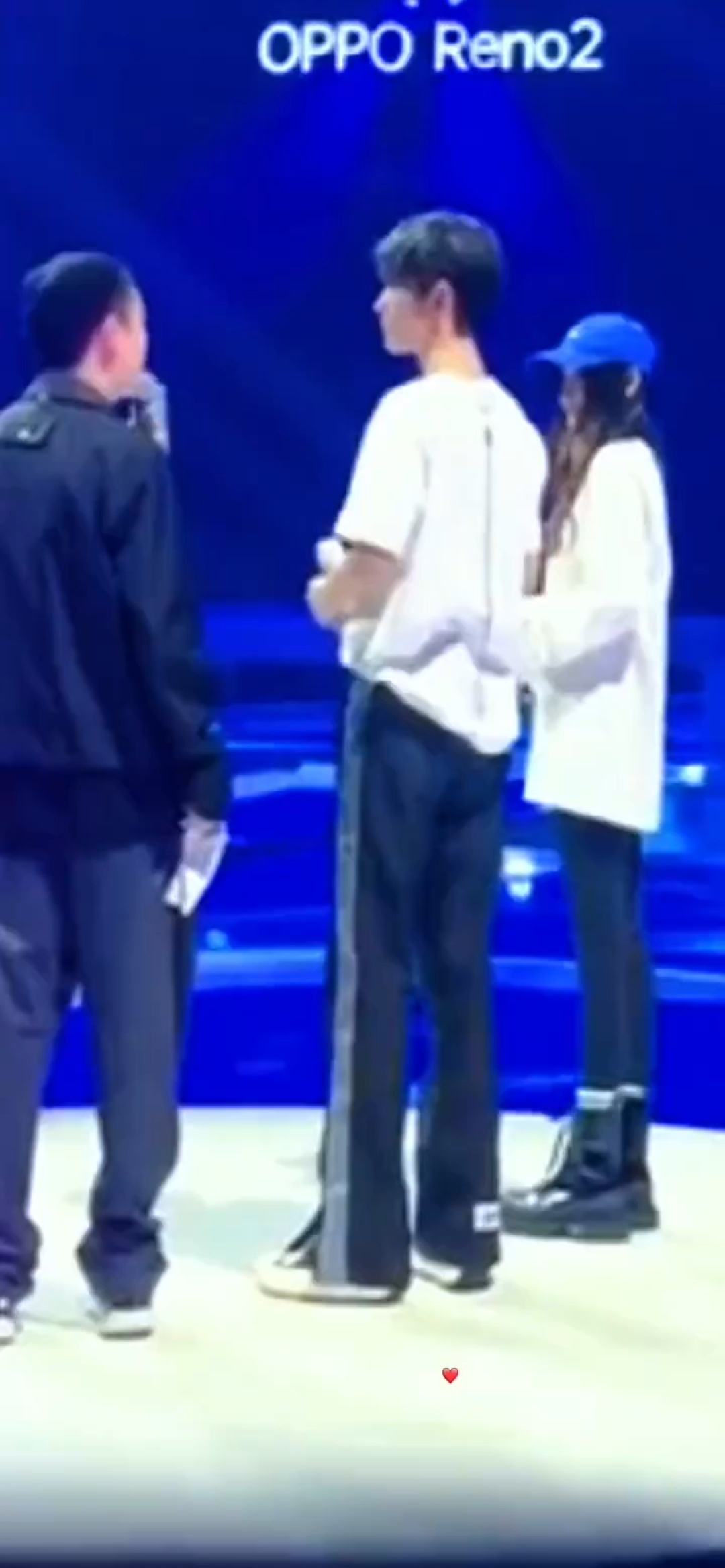 让你直观的感受一下肖战的大长腿，这样的长腿帅哥喜欢吗？[笑而不语] ​​​