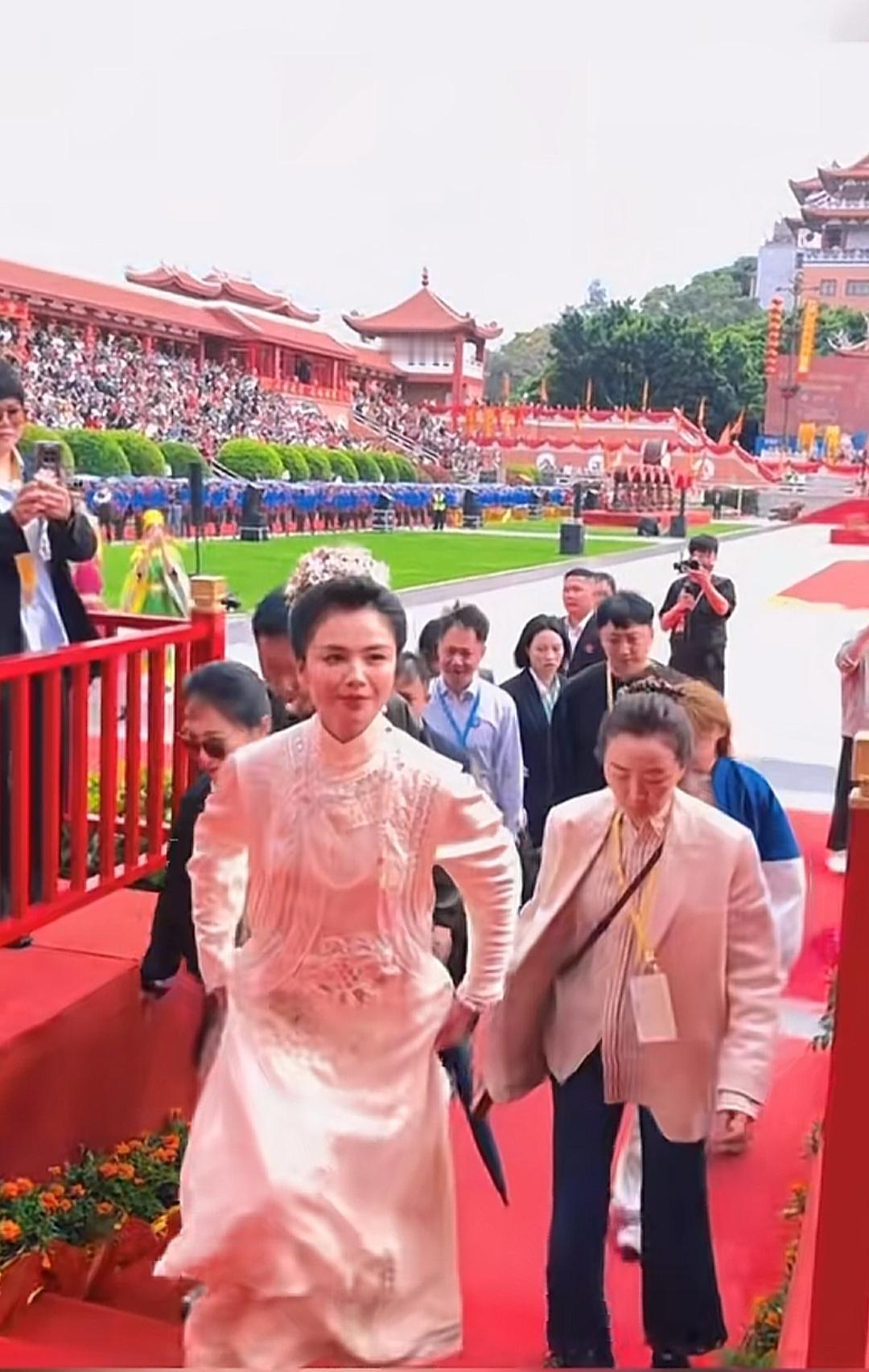 红妆美人行，步步生莲花。这是在哪里参加什么活动？姐姐真的很有气质，很漂亮。认识她