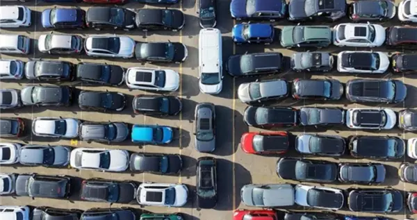 七旬大爷花近13万买新车 却收到旧款库存车！法院：退一赔三