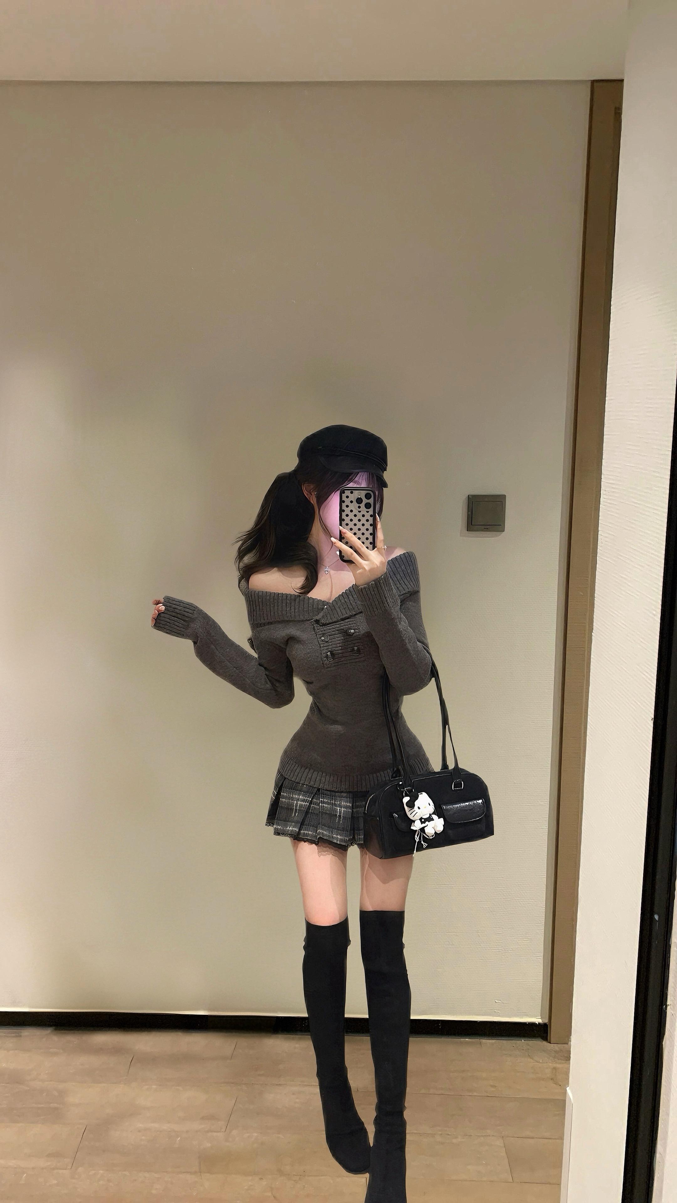 明天约会穿哪套呢。