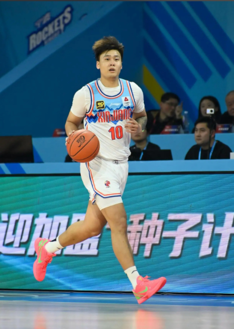 希望赵睿这个处罚能让cba所有球员警醒吧。就算赚到钱了，出了名了，也不要忘了自己