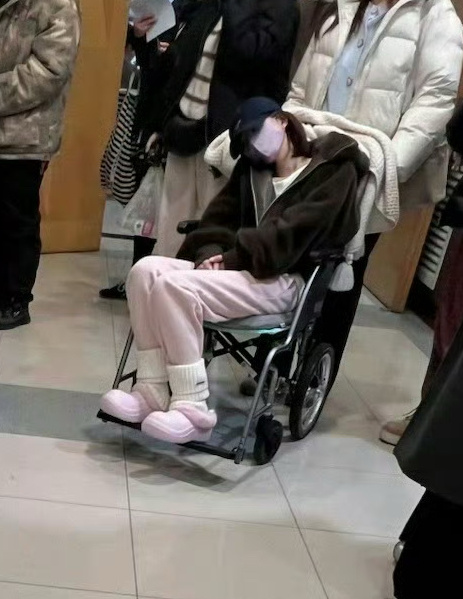 啊？身体再不舒服也不至于锁微博吧？是发生什么了嘛？[哆啦A梦害怕] 
