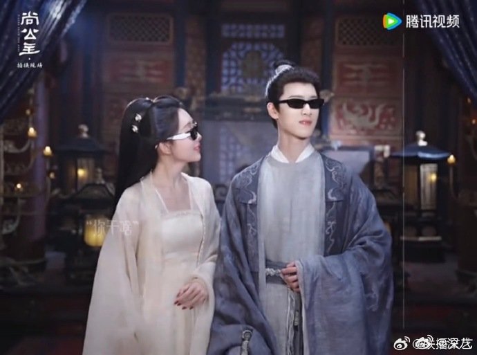 李昀锐孟子义戴墨镜对视孟子义李昀锐戴墨镜对视 李昀锐孟子义戴墨镜对视，250w福