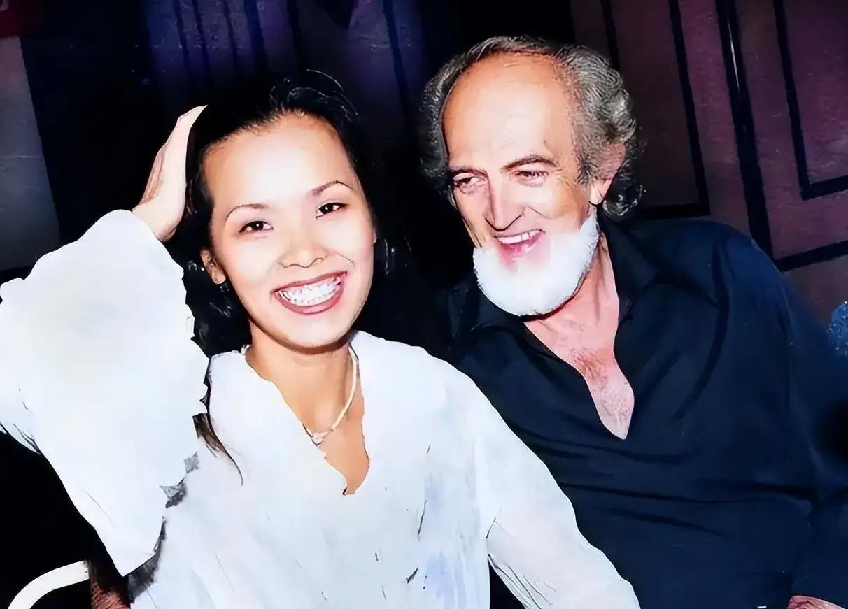 那些远嫁后离婚的明星们，谁最惨？

1. 韦唯，前夫瑞典（迈克尔·史密斯）
19