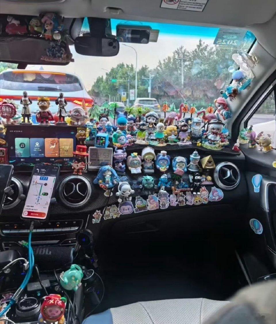 不要在车里放小玩偶了大家千万不要以为小玩偶没什么问题，它会挡视线，掉地上也有可能