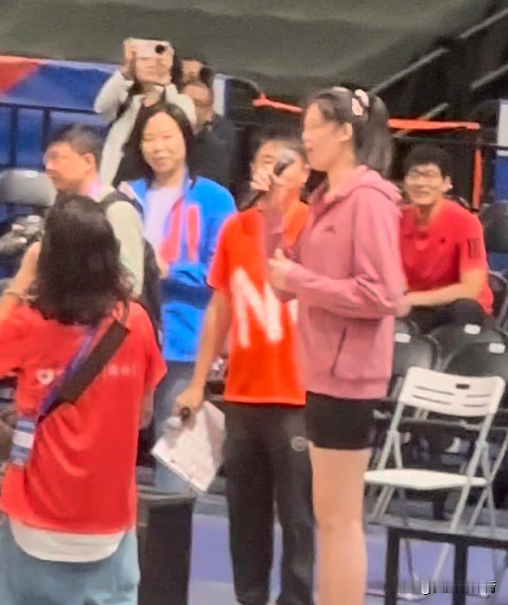 果然还是妹妹李盈莹的粉丝更多啊，今晚上中国女排香港站，举行女排训练活动，还有队员