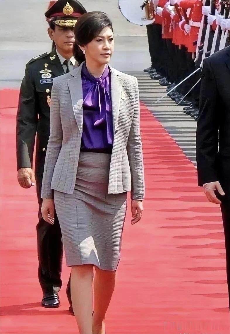 这是标准的亚洲第一美女，她的五官很大气，大眼睛、小嘴、高挺而小巧的鼻梁，圆嘟嘟的