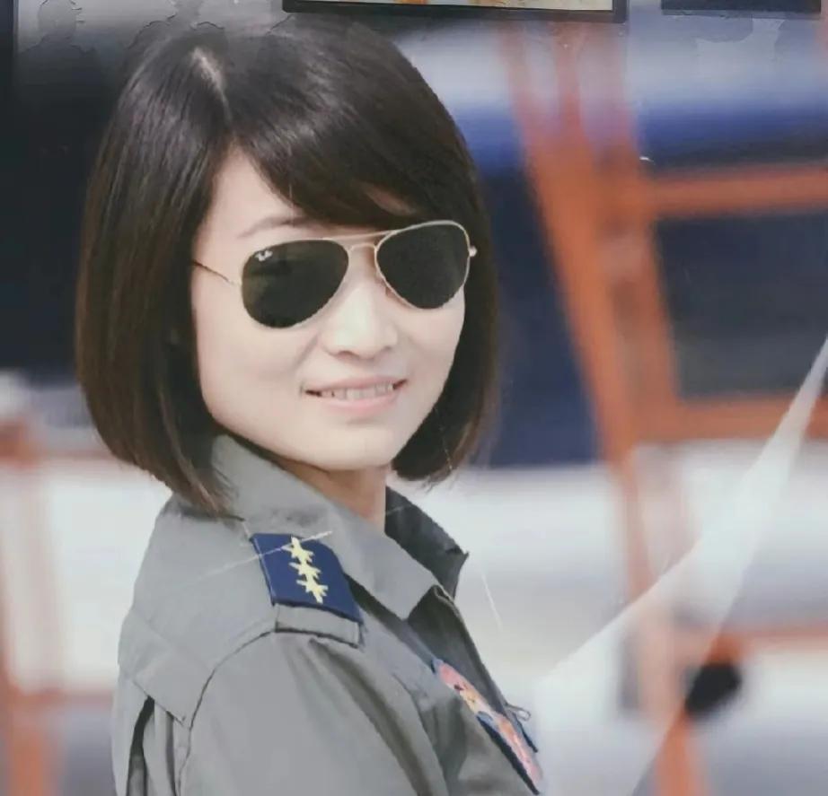 巾帼女英雄！
她是四川成都崇州人，19岁入伍，空军上尉，二级飞行员！
她是中国首