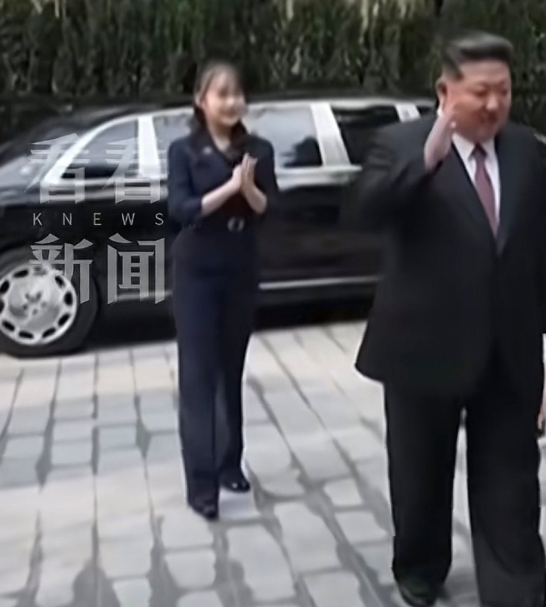 朝鲜播出金正恩出席九三阅兵纪录片他女儿也是全程在身边，这个仪态真挺像的[doge